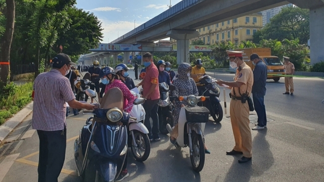 Hà Nội: Lập 6 tổ liên ngành kiểm soát chặt người ra đường tại 12 quận