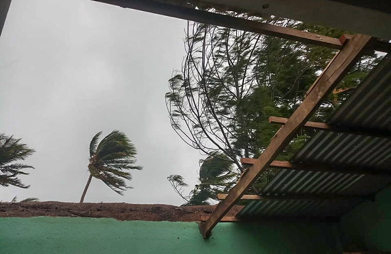 Lý Sơn: Gió đang giật cấp 11 làm tốc mái nhà dân