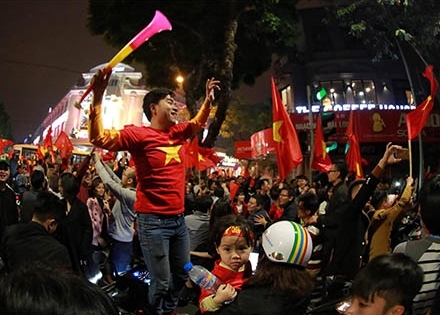 Người dân hát vang Quốc ca trên phố mừng chiến thắng của U23 Việt Nam