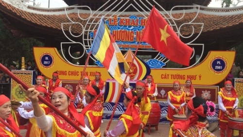 Hàng vạn du khách thập phương đã đổ về chùa Hương  2017