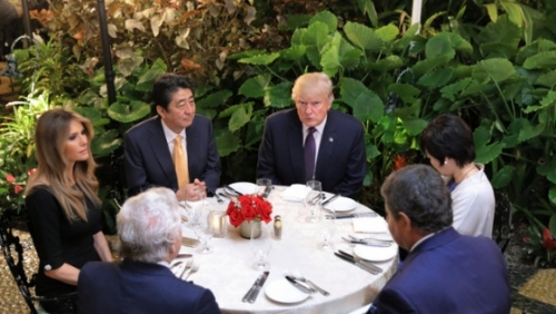 Tổng thống Trump mời Thủ tướng Abe ăn tối tại khu nghỉ dưỡng