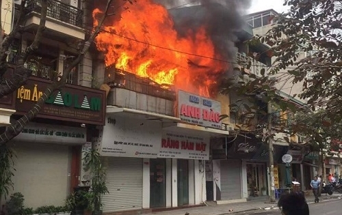 Cháy lớn trong căn nhà trên phố Bát Đàn, Hà Nội