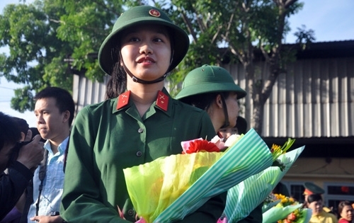 5 thiếu nữ ở Sài Gòn lên đường nhập ngũ