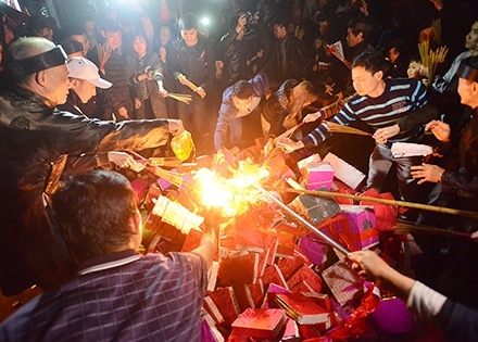 Độc đáo lễ hội nửa đêm cả làng rủ nhau đi xin lửa