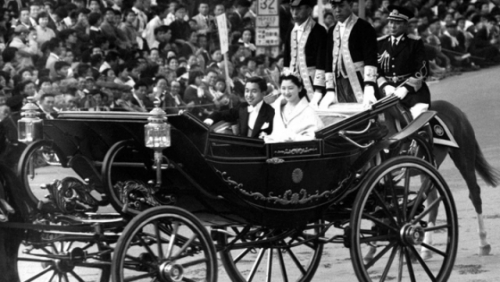 Đám cưới 15 triệu người theo dõi của Nhà vua và Hoàng hậu Nhật Bản