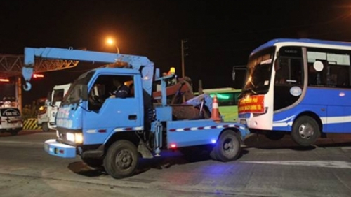 Thuyết phục không thành, cảnh sát cẩu 100 xe khách khỏi cửa ngõ Hà Nội