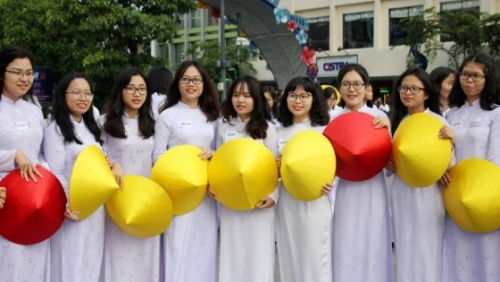 1.000 nữ sinh mặc áo dài xếp hình bản đồ trên phố Nguyễn Huệ