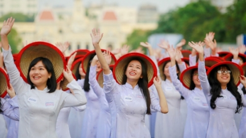 1.000 cô gái mặc áo dài xếp hình bản đồ trên phố Nguyễn Huệ