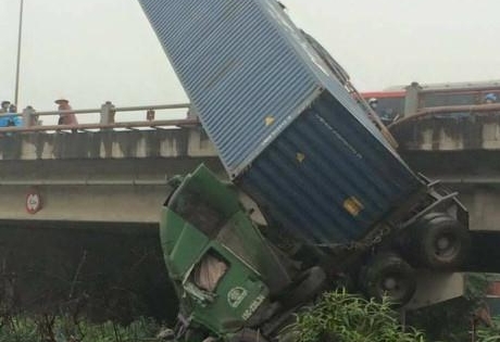 Hai xe tải đâm nhau, lái xe container hoảng hồn lao xuống cầu Thanh Trì