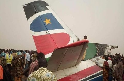 Hiện trường máy bay cháy dữ dội khi rơi ở Nam Sudan