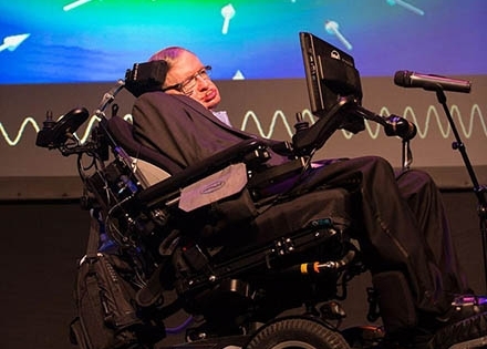 Ông hoàng vật lý Stephen Hawking qua đời ở tuổi 76