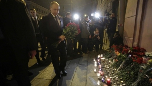 Tổng thống Putin đặt hoa tưởng niệm nạn nhân vụ nổ tàu điện ngầm Nga