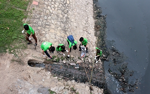 Hàng trăm bạn trẻ CLB Chủ nhật xanh lội sông Tô Lịch dọn rác