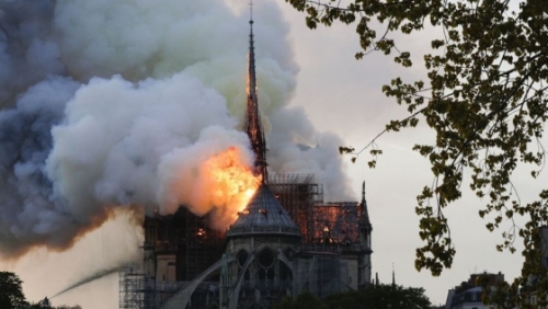 Nhà thờ Đức Bà Paris bốc cháy dữ dội