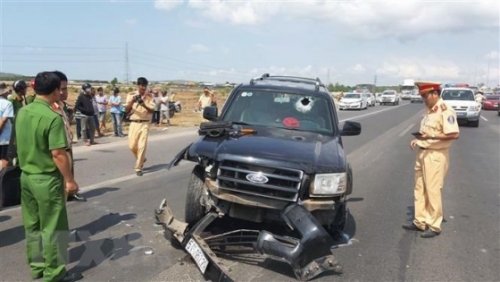 [Video] Cảnh sát giao thông qua đời vì bị tài xế xe "điên" ép xe ngã