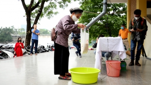 Suất quà  "Ai cần cứ đến lấy" giữa lòng Hà Nội dành cho người khó khăn