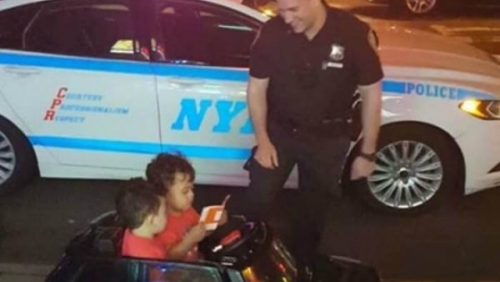 Anh em sinh đôi hai tuổi bị cảnh sát Mỹ chặn xe gây chú ý