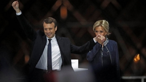 Tổng thống đắc cử Pháp nắm tay vợ hát quốc ca mừng chiến thắng bầu cử