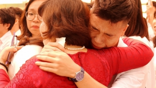 Học sinh Trường THPT Việt Đức ôm nhau khóc chia tay thời áo trắng