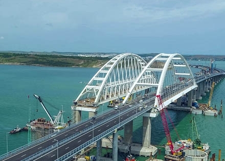 Nhìn lại quá trình xây dựng cây cầu kỳ vĩ nối liền Crimea với Nga