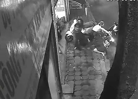 Năm cô gái chống trả tên cướp có dao, giành lại xe SH ở Hà Nội