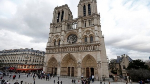 Pháp bắn kẻ dùng búa tấn công trước nhà thờ Đức bà Paris