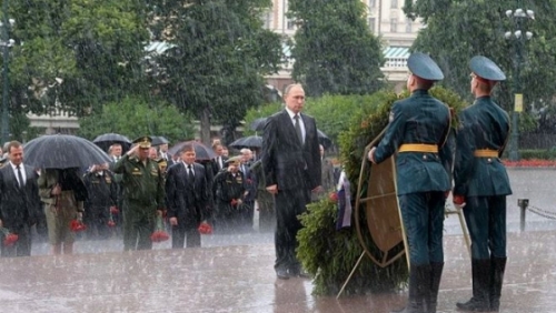 Mưa trắng trời,  Putin đầu trần viếng mộ liệt sĩ vô danh
