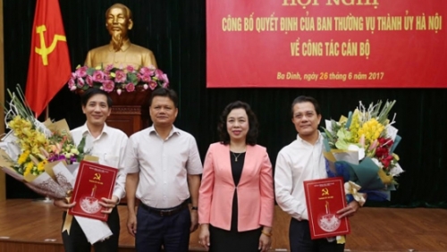 Thành ủy Hà Nội trao quyết định điều động, phân công cán bộ