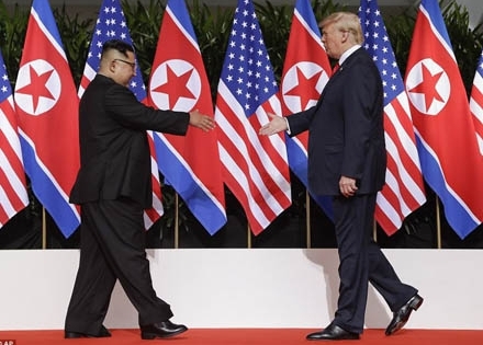 Trump - Kim mỉm cười bắt tay nhau tại Singapore