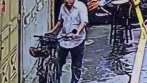 Camera ghi được cảnh lấy trộm xe đạp của cô gái nước ngoài ở Sài Gòn