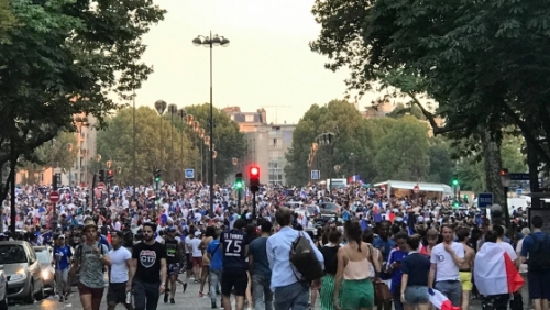 Người dân Paris ăn mừng đội tuyển Pháp vô địch World Cup 2018