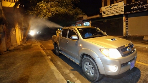 Máy phun thuốc diệt muỗi khắp phố phường Hà Nội lúc nửa đêm