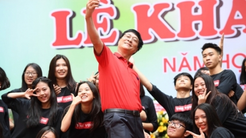Hiệu trưởng THPT Việt Đức nhảy EDM cùng học sinh trong lễ khai trường