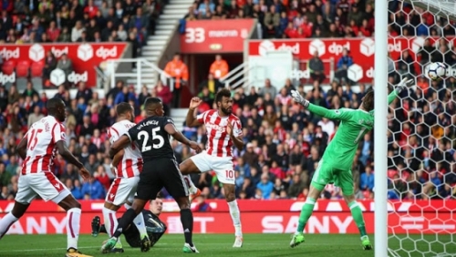 Stoke City 2-2 MU: Quỷ đỏ vẫn đòi lại ngôi đầu bảng