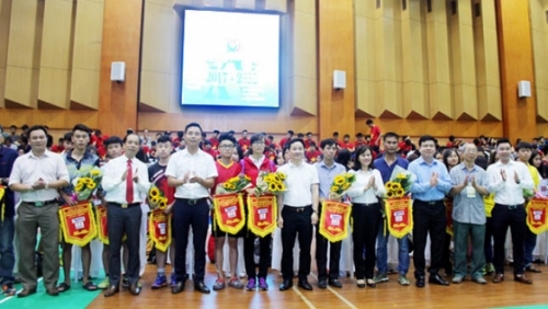 Tưng bừng khai mạc Giải cầu lông HSSV tranh cúp Báo Tuổi trẻ Thủ đô lần thứ IV