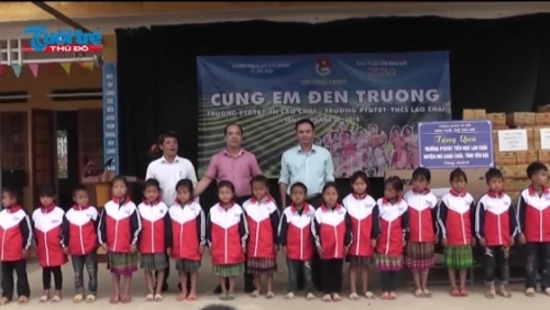 Video: Chương trình "cùng em đến trường" trao tặng nhiều món quà ý nghĩa