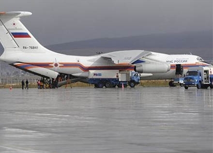 Phi cơ Nga chở 40 tấn hàng cứu trợ đến sân bay Cam Ranh