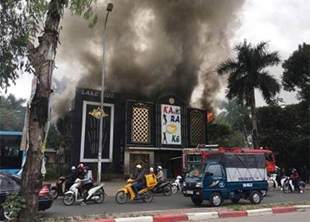 Hà Nội: Cháy lớn tại quán Karaoke ở Linh Đàm