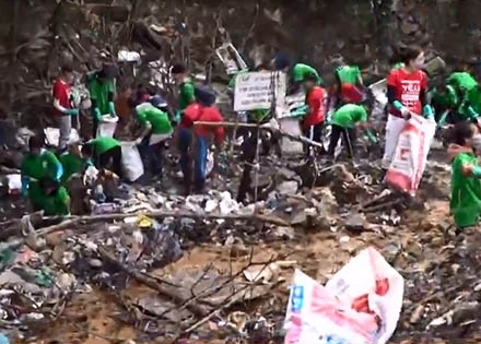 Hàng trăm bạn trẻ dọn sạch rác khu vực chân cầu Long Biên