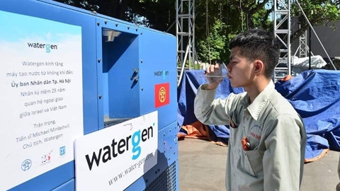 Uống nước lọc từ không khí trên phố Hà Nội
